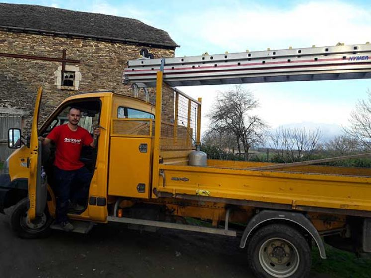 Un jeune couvreur s'installe