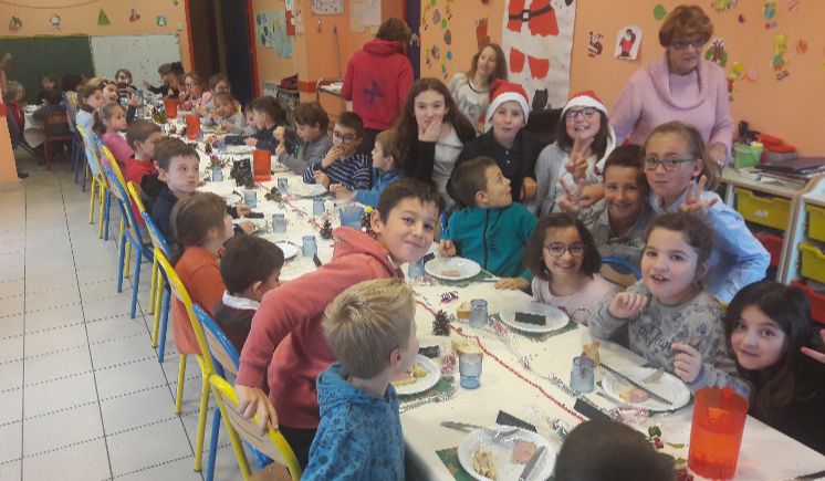 Une belle tabl&eacute;e d&rsquo;enfants pour le repas de No&euml;l &agrave; la cantine