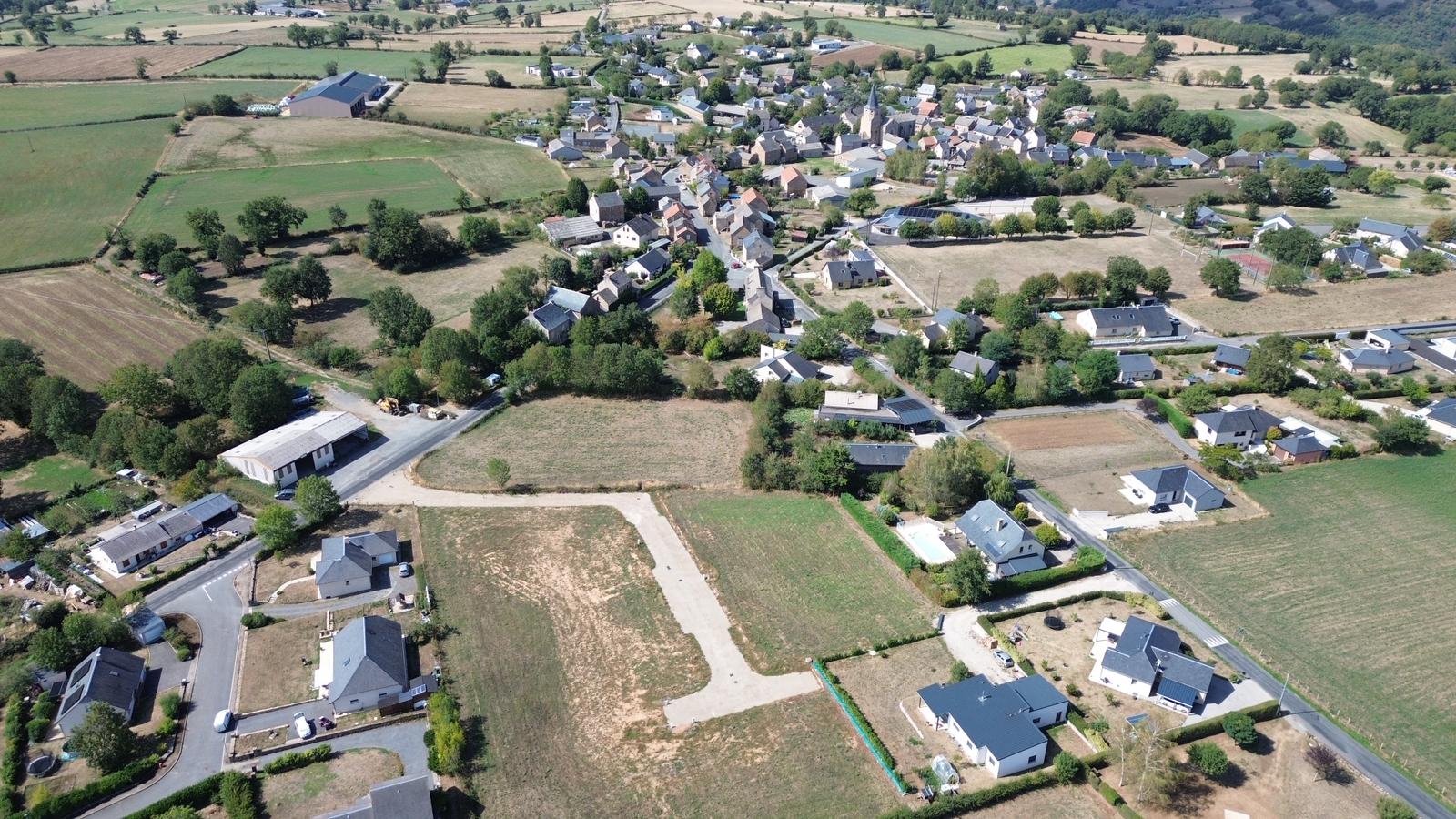 Lotissement LE PUECH vue aérienne Vue aérienne de terrains constructibles à vendre, idéalement situés pour un projet de construction de maison.